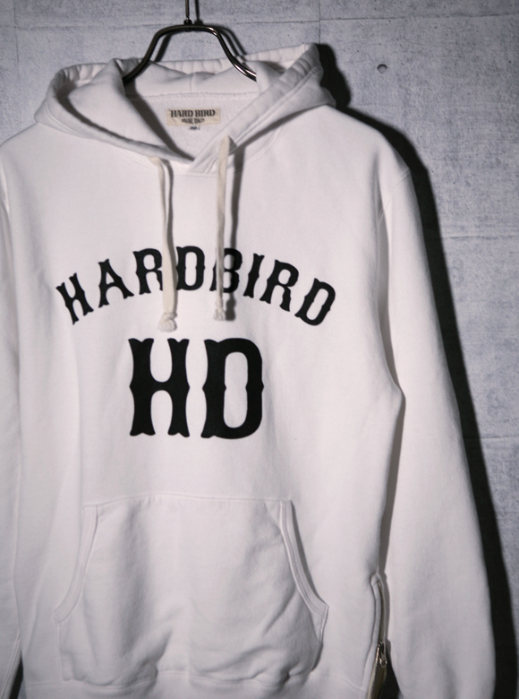 .01 カジュアル感のあるHARDBIRDのロゴパーカー