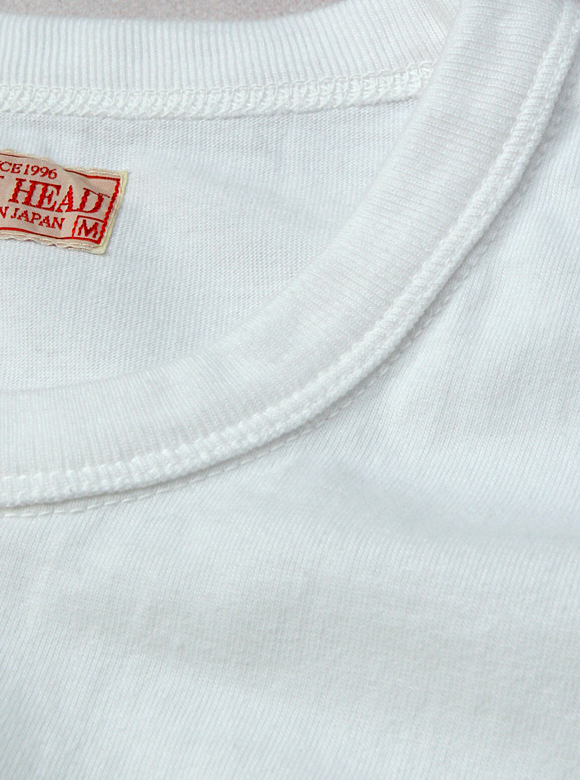 .02 フラットヘッドのTシャツらしいタフな首元