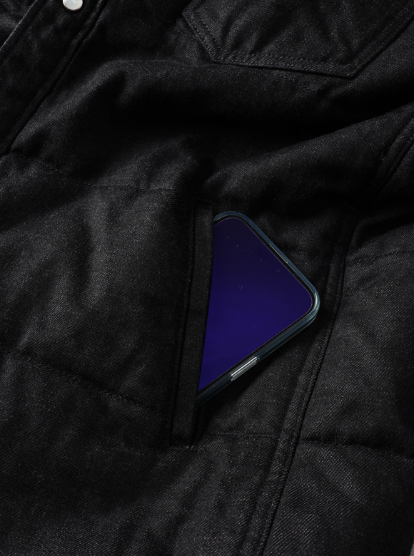 .06 スマホもしっかり収まるスラッシュポケット